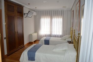 Double Room | 8 bedrooms, free cribs/infant beds, free WiFi - Hostel Villalodosa (Lodosa)