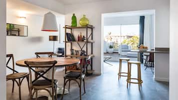 Penthouse de diseñador, 1 habitación, Terraza, vista a la ciudad | Sala de estar | Televisión de pantalla plana