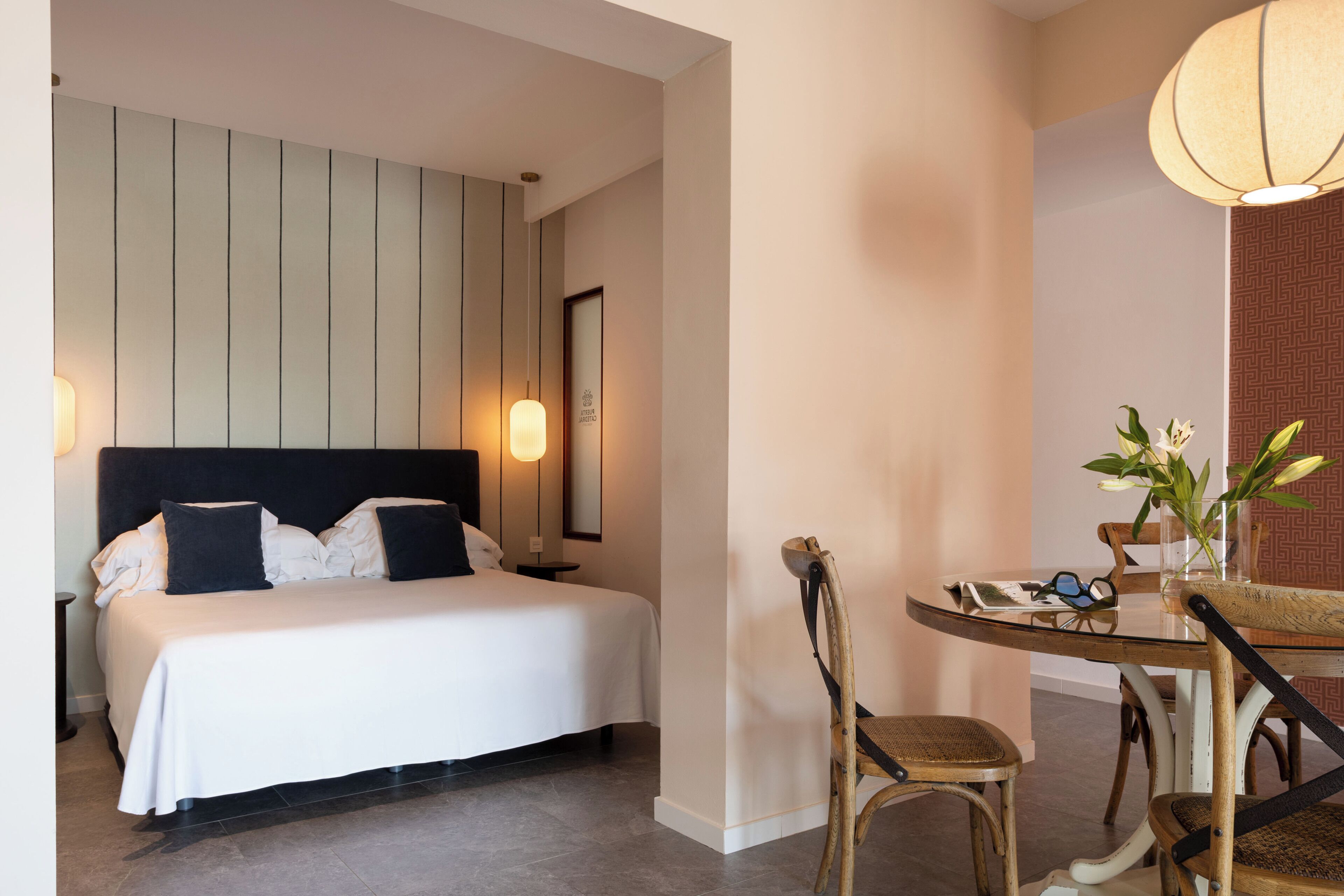 Ático de diseño, 1 habitación, terraza, vistas a la ciudad | 1 dormitorio, ropa de cama de alta calidad, edredones de plumas