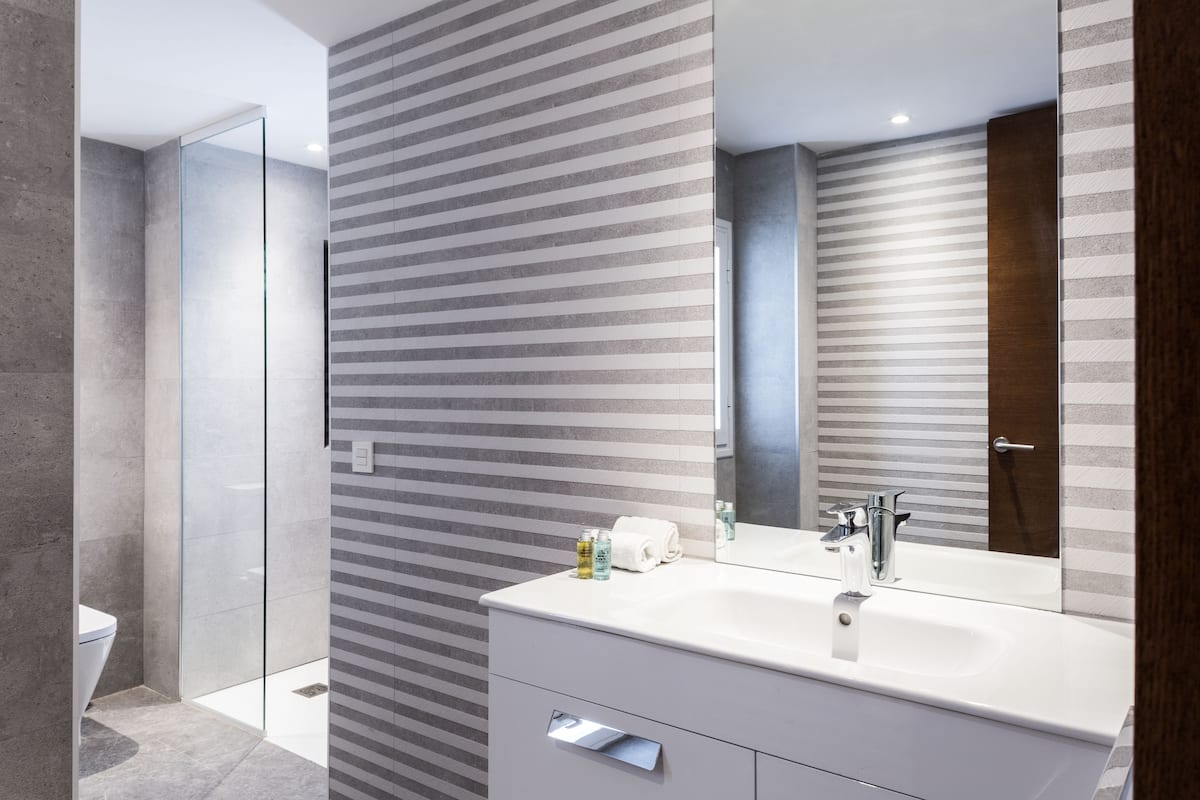 design penthouse, 1 bedroom, terrace, city view | bathroom | shower, rainfall showerhead, free toiletries, hair dryer