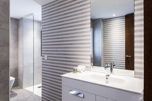 Design Penthouse, 1 Bedroom, Terrace, City View | Bilik Mandi | Pancuran mandi, hulu semburan mandi hujan 