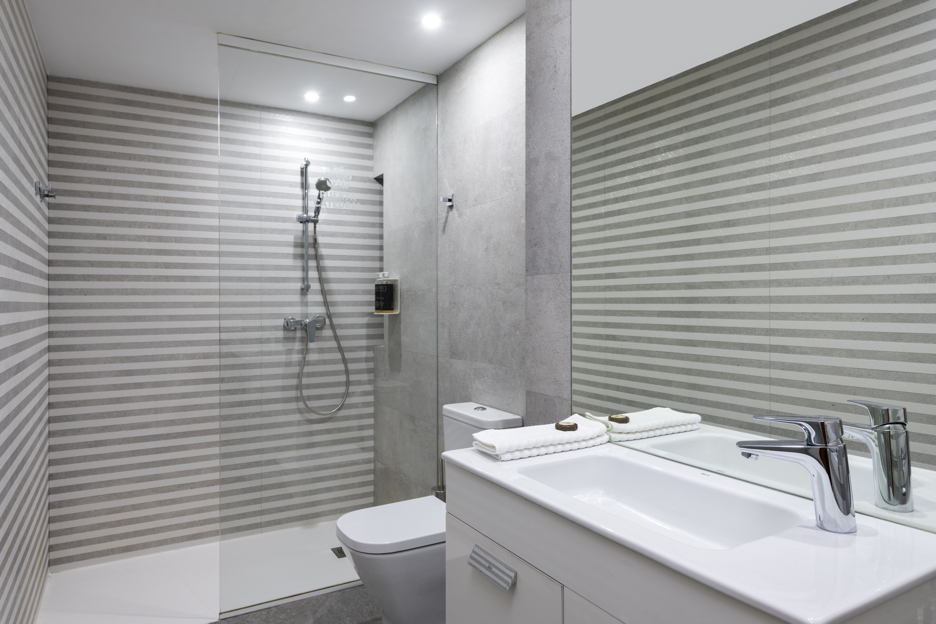design duplex, 1 bedroom | bathroom | shower, rainfall showerhead, free toiletries, hair dryer