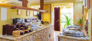 Café da manhã com buffet grátis todos os dias