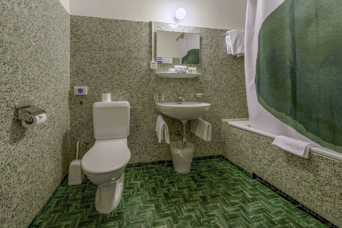 family room, 2 bedrooms | bathroom | free toiletries, hair dryer, towels, soap