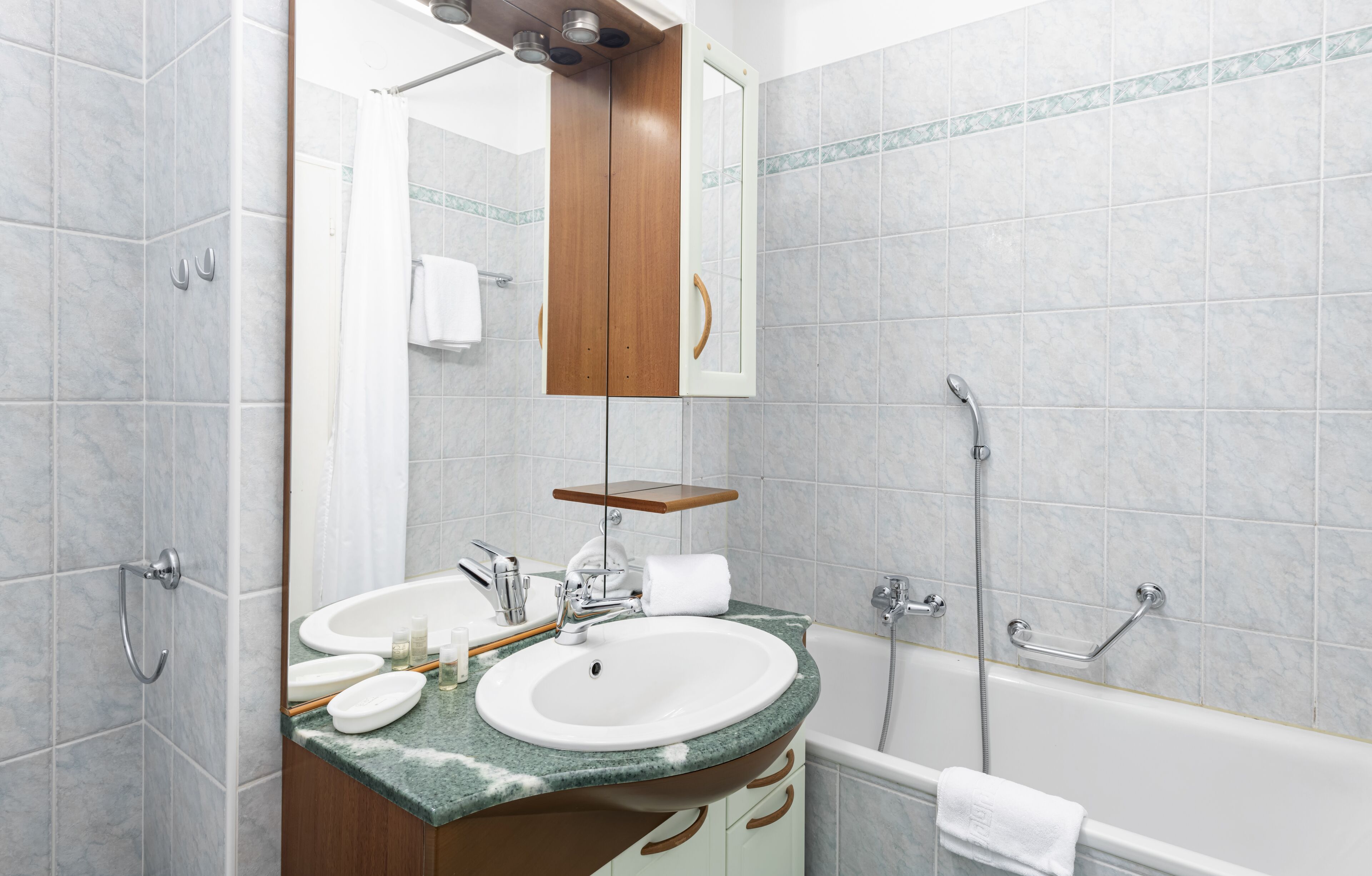 family room | bathroom | free toiletries, hair dryer, towels, soap