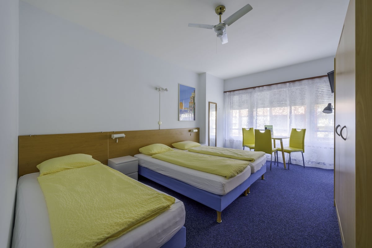 Camera familiare, 2 camere da letto | Copriletto in piuma, una cassaforte in camera, una scrivania