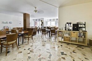 Tägliches Frühstücksbuffet gegen Gebühr