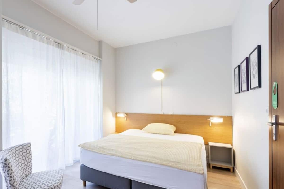 Camera Standard con letto matrimoniale o 2 letti singoli | Copriletto in piuma, una cassaforte in camera, una scrivania