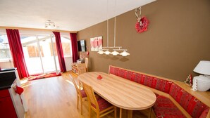 Apartment, 3 Bedrooms (incl. 140€ + 12€ pp service fee) | In-room dining - Appartement Tauernblick II (Kaprun)