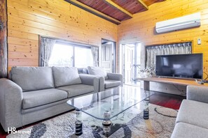 高級家庭房 | 客廳 | 42 吋平面電視連有線電視頻道、電視