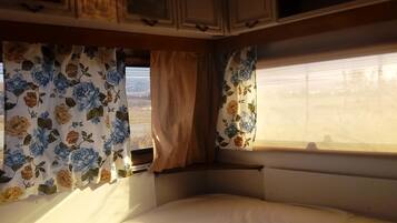 Trailer, 2 camas de casal, vista parcial para o mar | Wi-Fi de cortesia, roupa de cama