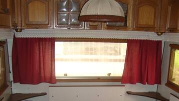 واي فاي مجانًا وملاءات أسرّة