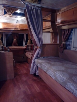 Casa móvil, 2 camas dobles, vistas parciales al mar | Wifi gratis y ropa de cama