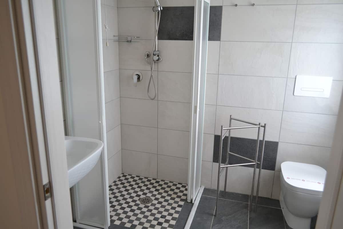 Regadera, amenidades de baño gratuitas, secadora de cabello, bidet