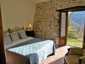 Kostenlose Babybetten, kostenloses WLAN, Bettwäsche