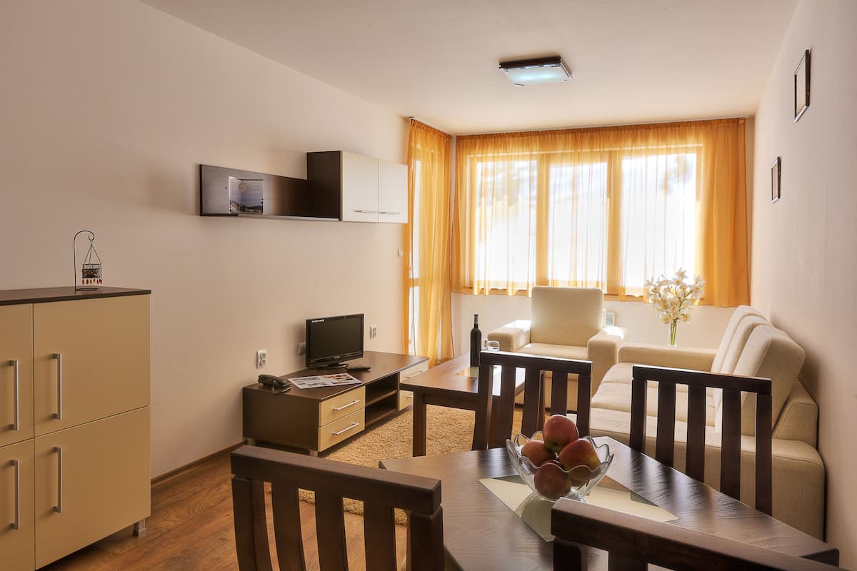 Apartamento, 2 habitaciones | 2 dormitorios, sistema de insonorización, tabla de planchar con plancha