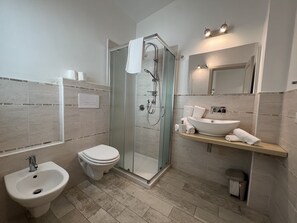 Quarto casal luxo | Banheiro | Chuveiro, secador de cabelo, bidê, toalhas de banho