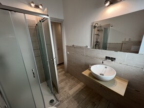 Deluxe Quadruple Room, 1 Bedroom | Bathroom | Shower, hair dryer, bidet, towels