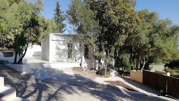 Classic Quadruple Room | Depan hartanah