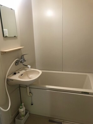 Tina y regadera independientes y tina profunda