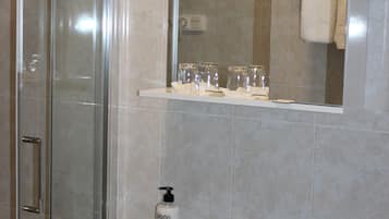 Ducha, secador de pelo y toallas