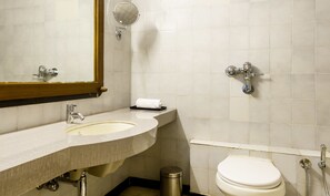 Habitación Deluxe | Baño | Regadera y amenidades de baño gratuitas