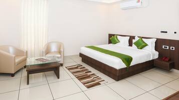 Escritorio, tabla de planchar con plancha, wifi gratis y ropa de cama