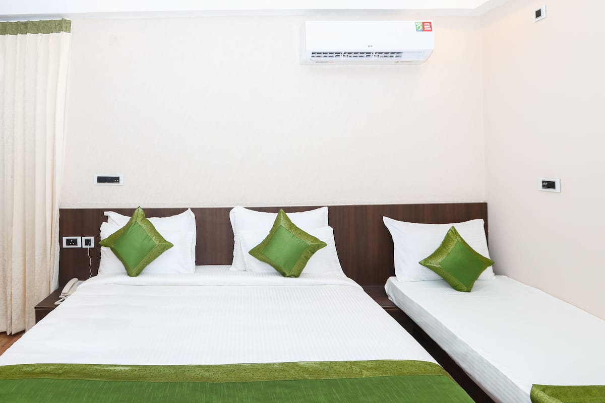Premium Room | Desk, iron/ironing board, free WiFi, bed sheets