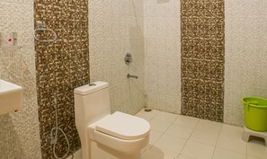 Standard Room | Bathroom | Shower, free toiletries