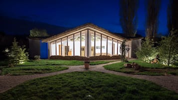 Couples treatment rooms, sauna, hot springs