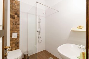Superior Double or Twin Room | Bathroom