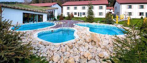 Banyera d'hidromassatge a l'aire lliure