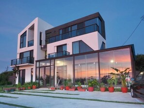 Façade de l’hébergement - soirée/nuit