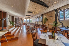 Daily buffet breakfast for a fee - Flora hotel apartments (Samokov)