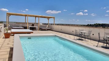 Piscina all'aperto, lettini