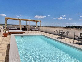 Piscina all'aperto, lettini