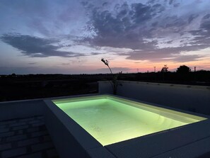 Piscine extérieure, chaises longues