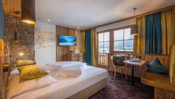 Superior Double Room, Non Smoking, Balcony | Peti besi dalam bilik, seterika/papan seterika, Wi-fi percuma
