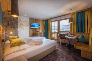 Superior Double Room, Non Smoking, Balcony | Peti besi dalam bilik, seterika/papan seterika, Wi-fi percuma 