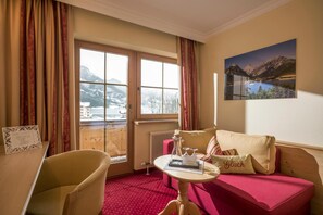 Habitación doble Confort, para no fumadores, balcón | Sala de estar | Televisión de pantalla plana de 70 pulgadas con canales por cable 