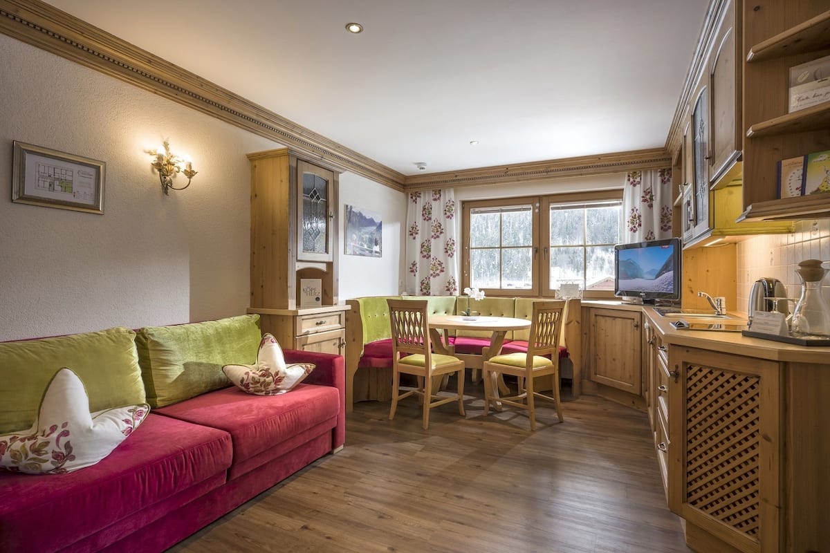 Familien-Suite | Wohnbereich | 70-Zoll-Flachbildfernseher mit Kabelempfang, Kinderspielzeug