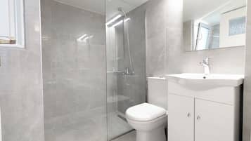 Appartement, 3 chambres | Salle de bain | Douche, sèche-cheveux, serviettes fournies