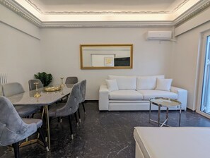 Apartamento, 3 habitaciones | Zona de estar | Una Smart TV