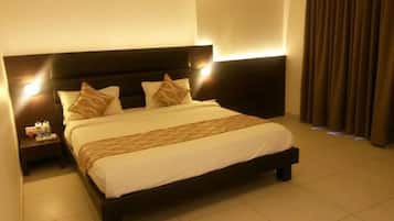 Desk, soundproofing, rollaway beds, free WiFi