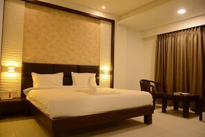 Desk, soundproofing, rollaway beds, free WiFi - The Divine Resort (Veraval)