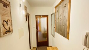 Unclassified image, 5 of 15, button - Basic Studio 13 (Kaprun)