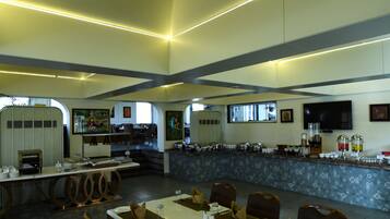 Desayuno buffet todos los días (con cargo)