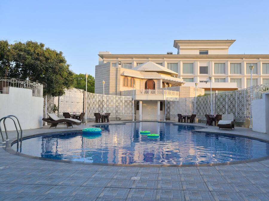 Piscine extérieure, cabanons gratuits, parasols de plage