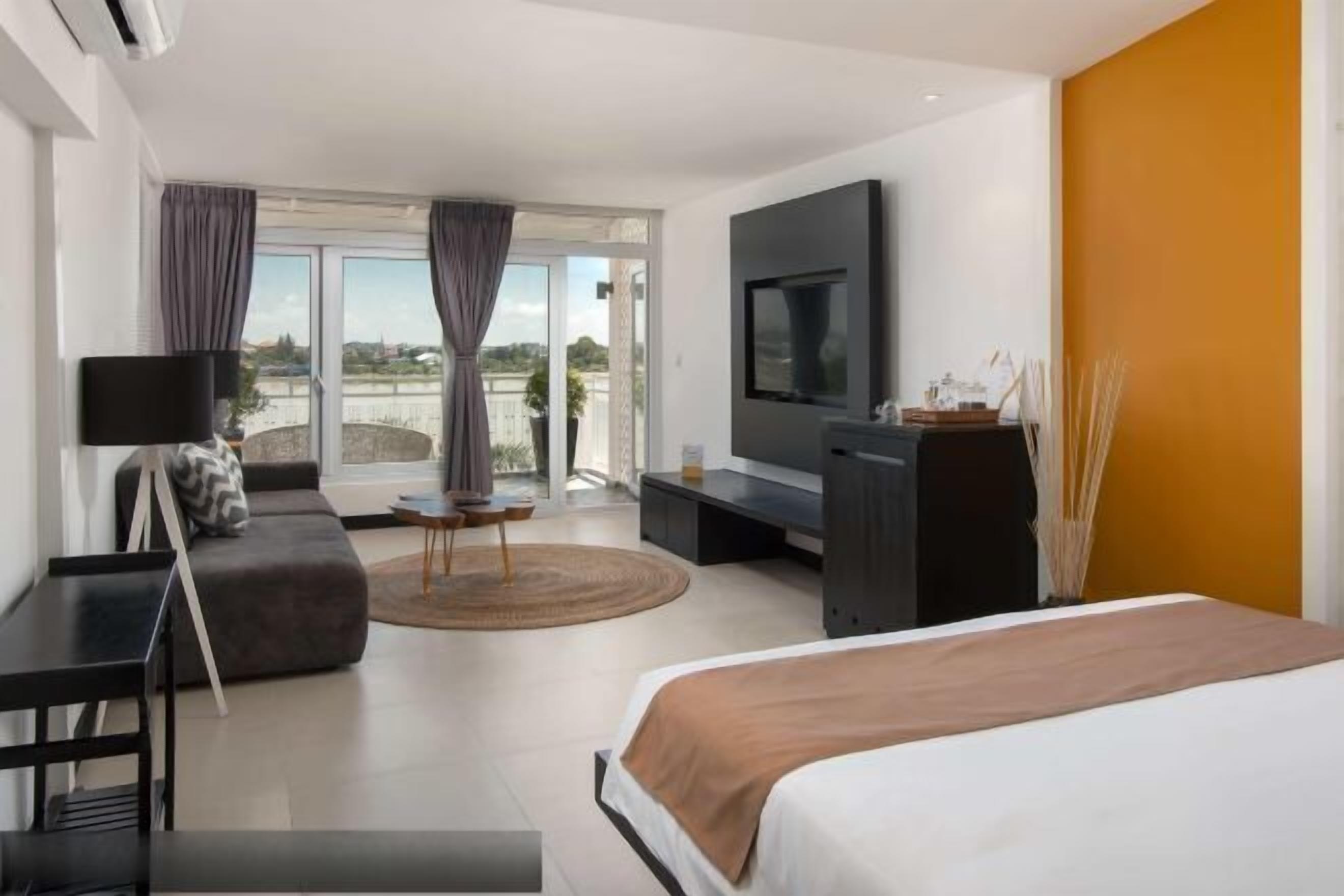 Premium bedding, pillowtop beds, minibar, in-room safe