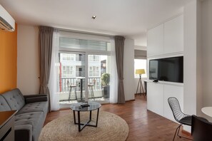 جناح تنفيذي | منطقة المعيشة | تلفزيون بشاشة مسطحة بحجم 50-بوصة يعرض قنوات تلفزيونية باشتراك مدفوع